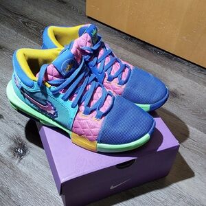 Nike LeBron Witness 8 I Promise School Baltic Blue Playful Pink Size 9.5 Men EUC